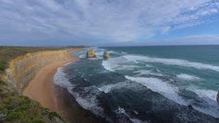 Hinter den Zwölf Aposteln, einer Felsformation in Australien, erstreckt sich das scheinbar endlose Meer. Hier treffen zwei der fünf Weltmeere, der indische Ozean und der Pazifik, aufeinander.
