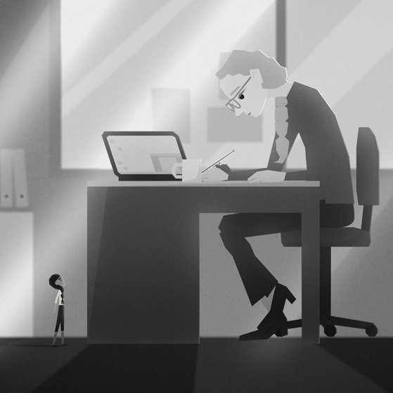 Lehrer am Schreibtisch, vor ihm winzig klein ein Kind.