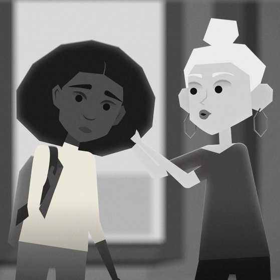 Ein Weißes Mädchen greift Tapiwa in die Haare