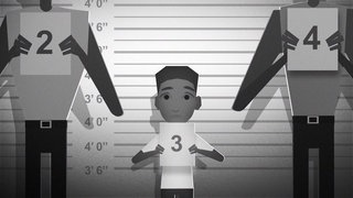 Tyrek vor Größentabelle bei der Polizei.