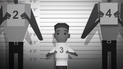 Tyrek vor Größentabelle bei der Polizei.