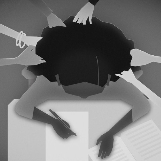 Tapiwa von oben – mehrere Hände greifen in ihre Haare.