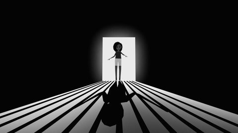 Mädchen steht in einer Tür