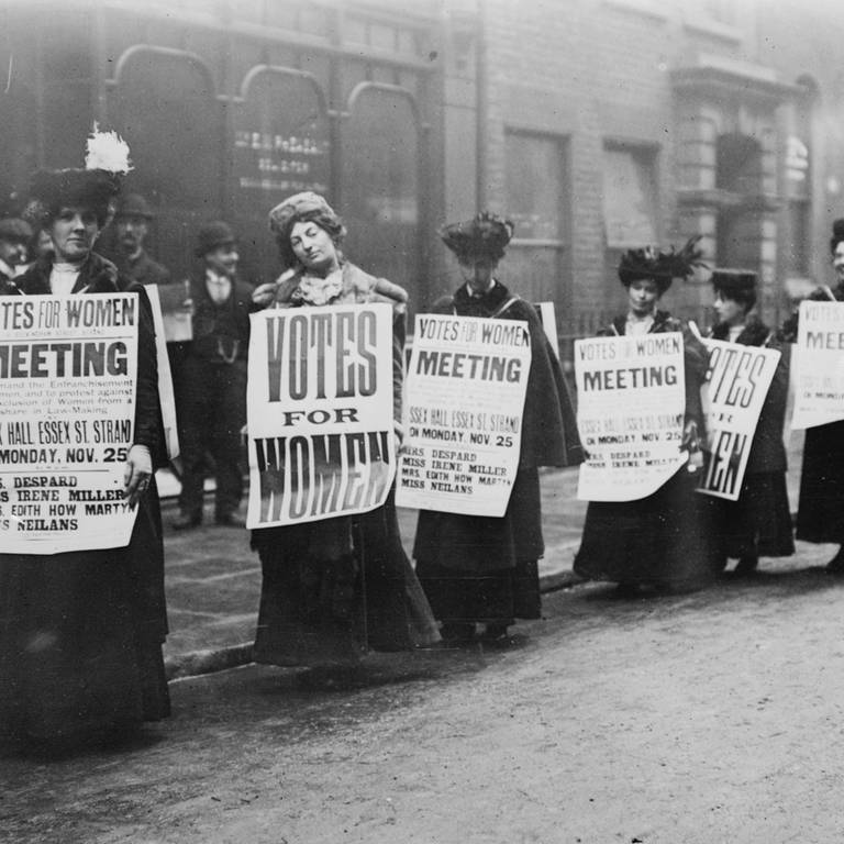 Frauenrechtlerinnen demonstrieren in London um 1910 für das Frauenwahlrecht. (Foto: akg-images)