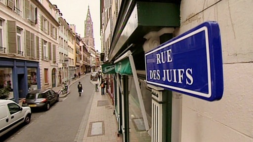 Blaues Straßenschild in Straßburg mit der Aufschrift „Rue des juifs“