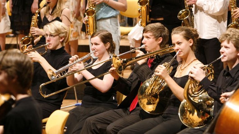 Junge Leute mit Blechblasinstrumenten (Foto: WDR, Fulvio Zanettini)