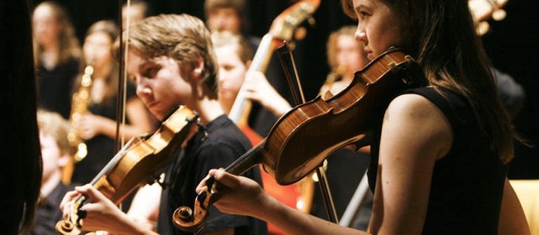 Ein Junge und ein Mädchen spielen Geige (Foto: WDR, Fulvio Zanettini)