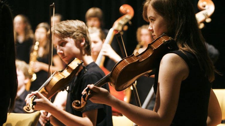 Ein Junge und ein Mädchen spielen Geige (Foto: WDR, Fulvio Zanettini)