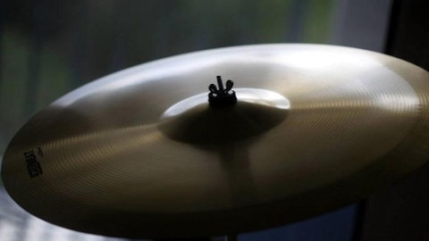 Großaufnahme eines Schlagzeug-Beckens