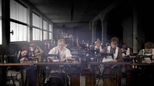 Frauen in Fabrikhalle an Nähmaschinen. (Foto: SWR – Screenshot aus der Sendung)