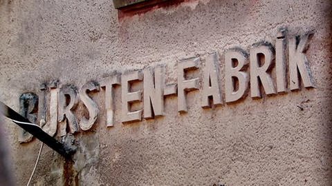 Alte Hausfassade einer Bürstenfabrik. (Foto: SWR – Screenshot aus der Sendung)