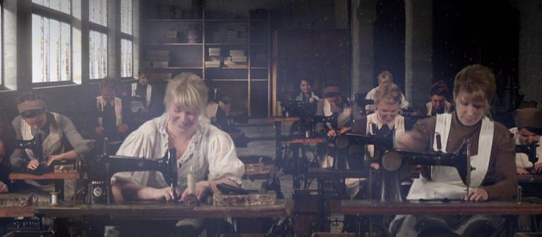 Nachstellung eine früheren Fabrik (Foto: SWR – Screenshot aus der Sendung)