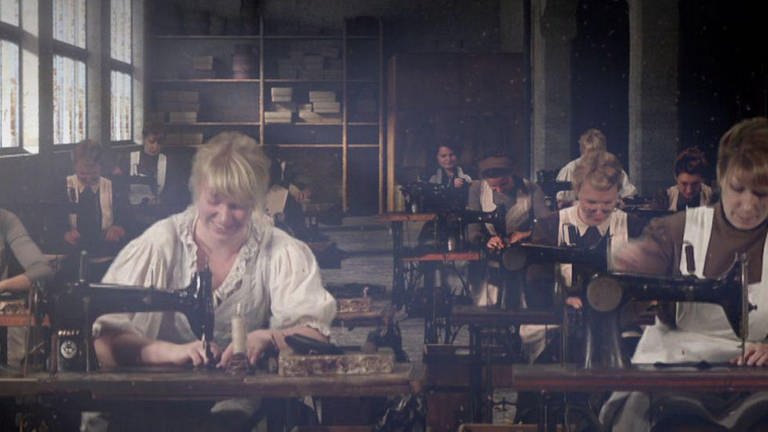 Nachstellung eine früheren Fabrik (Foto: SWR – Screenshot aus der Sendung)