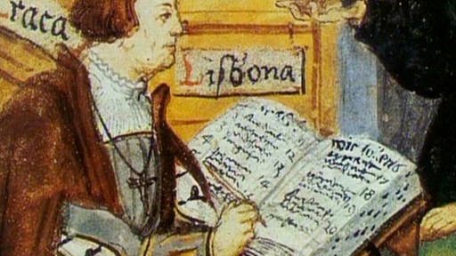 Ein Mann in edler mittelalterlicher Kleidung hat ein dickes Buch vor sich, in das er mit einer Feder schreibt. (Foto: SWR - Screenshot aus der Sendung)