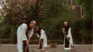 Drei Mönche bei der Gartenarbeit. (Foto: SWR - Screenshot aus der Sendung)
