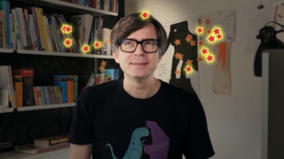 Kleine Sterne schwirren um den Kopf von Moderator Ralph Caspers im Studio. Was hat eine Supernova im Weltall mit der Entstehung des Lebens auf der Erde zu tun? 