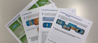 Arbeitsblätter zu Sexualkunde-Themen der Sendereihe „Du bist kein Werwolf“ liegen aufgefächert