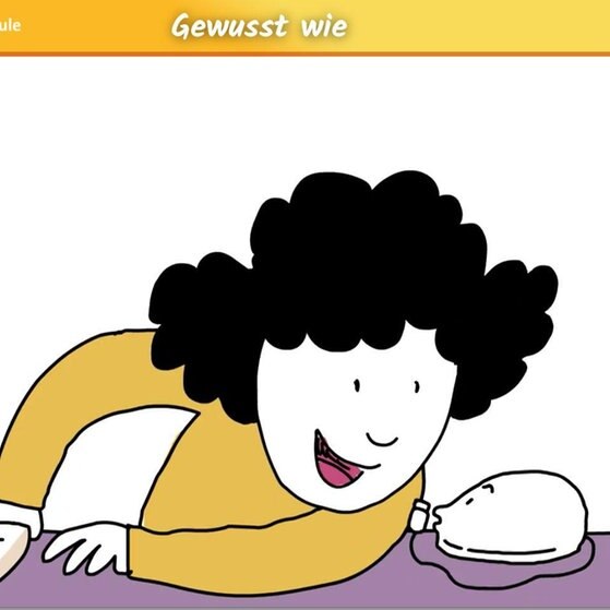 Elli am Computer, neben ihr die Maus. Mit dem Lernspiel können Schüler ab der Grundschule Medienkompetenz und Sicherheit im Internet spielerisch erlernen. 