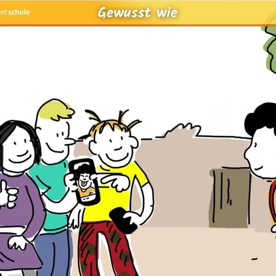 Elli und eine Gruppe Kinder auf dem Schulhof.