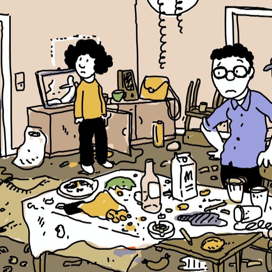 Familie in verwüsteter Wohnung.