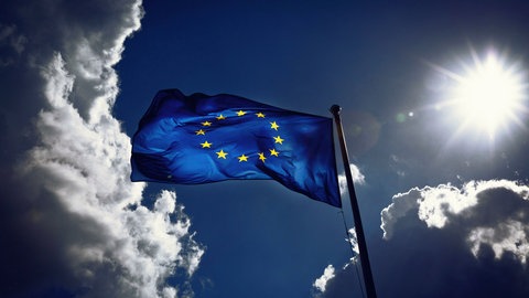 Europaflagge vor Himmel mit Sonne und Wolken. Quelle: WDR / picture alliance