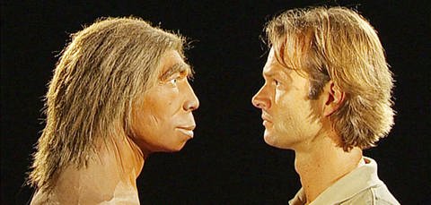 Neandertaler und moderner Mensch sehen sich an. (Foto: SWR)