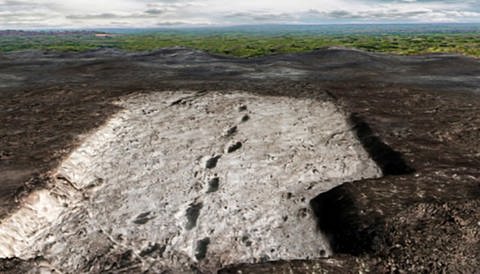 Versteinerte Fußspuren in Vulkanasche bei Laetoli