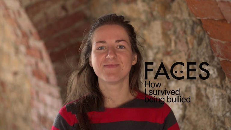 Eine junge Frau blickt lächelnd in die Kamera, eingeblendet steht "Faces - How I survived being bullied" (Foto: SWR - Screenshot aus der Sendung)