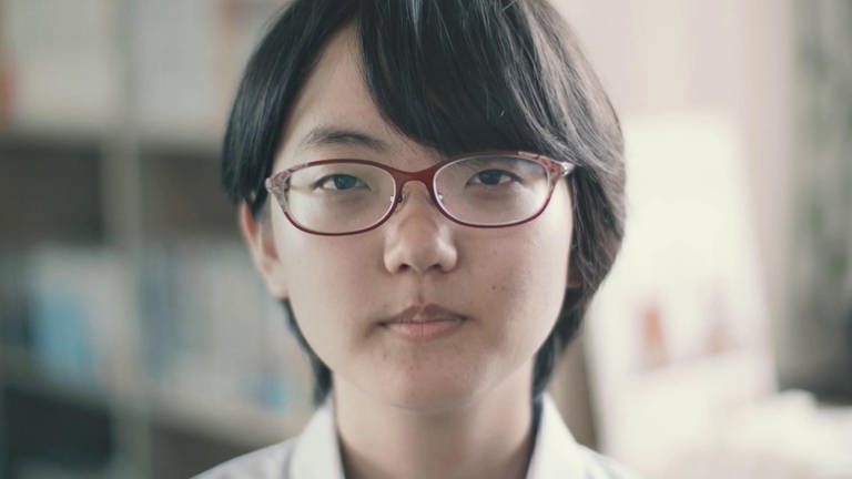 Eine junge Japanerin mit Brille blickt in die Kamera (Foto: SWR - Screenshot aus der Sendung)