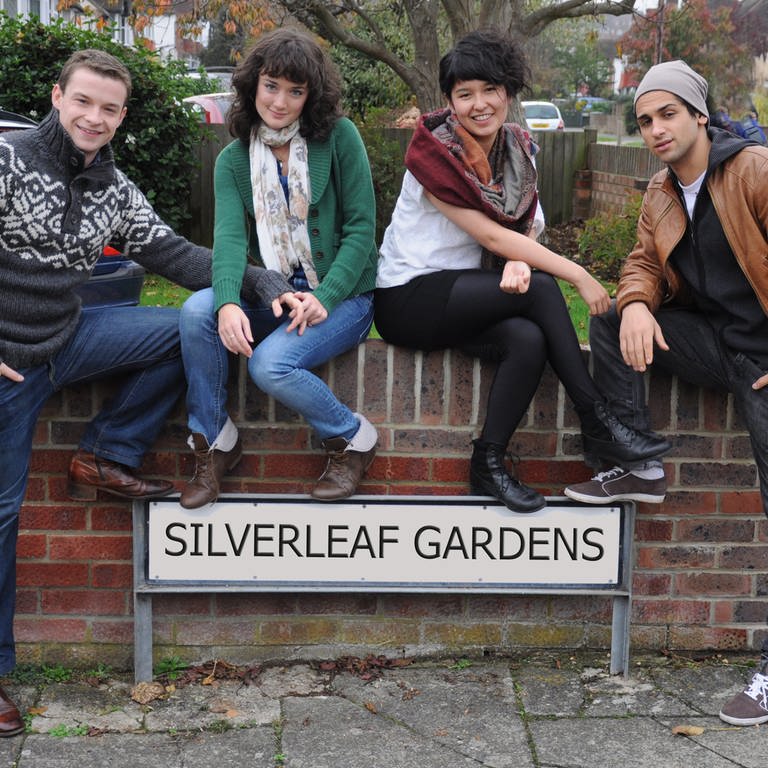 Vier junge Menschen sitzen auf einer Mauer über dem Schild "Silverleaf Gardens". (Foto: WDR/footstep production)