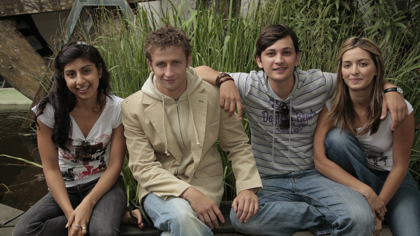 Vier junge Leute, zwei Mädchen und zwei Jungen, sitzen nebeneinander. (Foto: WDR/Borm)
