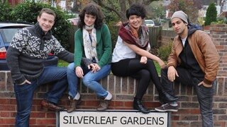 Vier junge Menschen sitzen auf einer Mauer über dem Schild "Silverleaf Gardens".