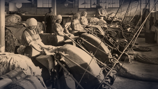 Ein historisches Bild von Frauen an elektrischen Webstühlen: Mit der Industrialisierung wurde die Schichtabeit eingeführt.