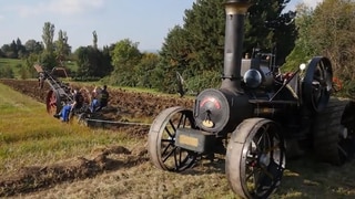 Dampfmaschien auf einem Acker: Sie hat das Arbeiten der Bauern sehr erleichtert.