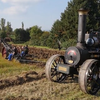Dampfmaschien auf einem Acker: Sie hat das Arbeiten der Bauern sehr erleichtert.