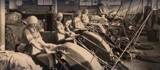 Ein historisches Bild von Frauen an elektrischen Webstühlen: Mit der Industrialisierung wurde die Schichtabeit eingeführt.