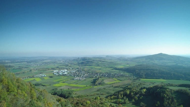 Blick von einem Hügel aus über eine weite, grüne Landschaft. (Foto: SWR - Screenshot aus der Sendung)