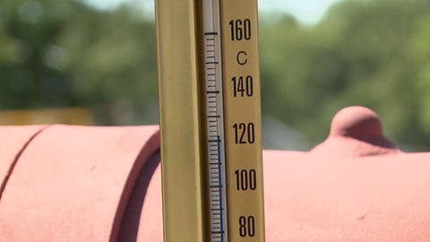 Ein Thermometer an einem Rohr, das ca. 120°C anzeigt (Foto: SWR)
