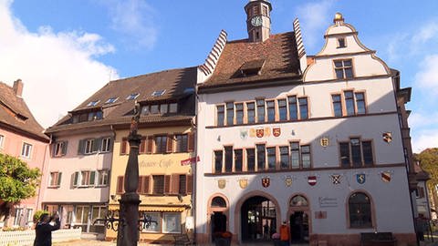 Bild des Rathauses in Staufen bei blauem Himmel. (Foto: SWR)