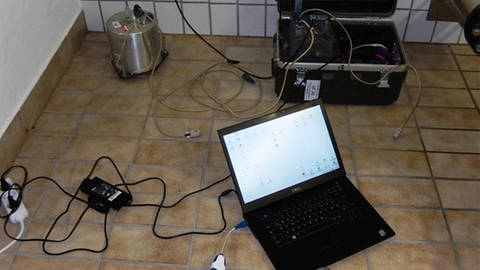 Ein Computer ist über verschiedene Kabel an ein Erdbebenmessgerät angeschlossen. (Foto: Foto: J. Ritter KIT-GPI)