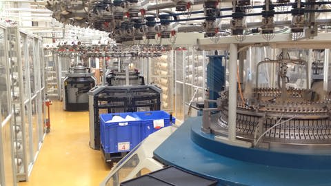 Ein Raum voller Maschinen zur Stoffherstellung. (Foto: SWR)