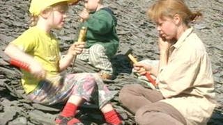 Drei Kinder beim Steineklopfen. (Foto: SWR - Screenshot aus der Sendung)