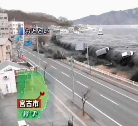 Eine mehrere Meter hohe Welle überspült eine Straße. (Foto: SWR - Screenshot aus der Sendung)