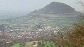 Blick auf eine Stadt, im Hintergrund ein bewaldeter Berg (Foto: SWR - Screenshot aus der Sendung)