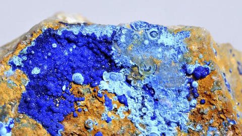 Ein brauner Stein mit blauen Stellen. (Foto: picture-alliance/dpa)