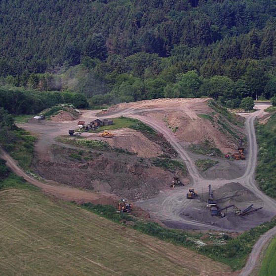 Luftbild: Gesteinsabbau in der Eifel. (Foto: SWR – Screenshot aus der Sendung)
