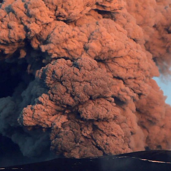 Rot-braune Aschewolke eines Vulkanausbruchs. (Foto: SWR – Screenshot aus der Sendung)