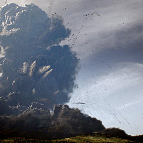 Es ist eine Simulation zu sehen, wie bei einem Vulkanausbruch eine graue Aschewolke aufsteigt. (Foto: SWR – Screenshot aus der Sendung)