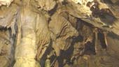 Eine Höhlendecke, von der Steinformationen runterragen