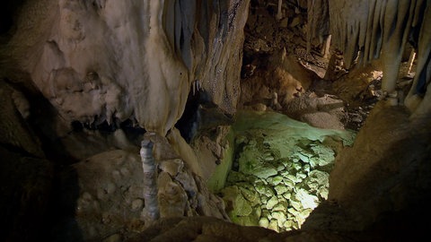 See in einer Tropfsteinhöhle. (Foto: SWR – Screenshot aus der Sendung)